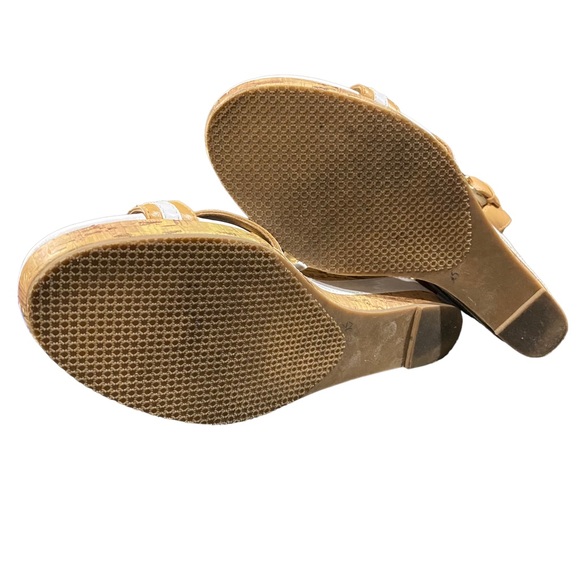 TOMMY HILFIGER Women’s GOLD & WHITE Joliet Strappy Wedge Sandals Heels Size 7M - Picture 6 of 7